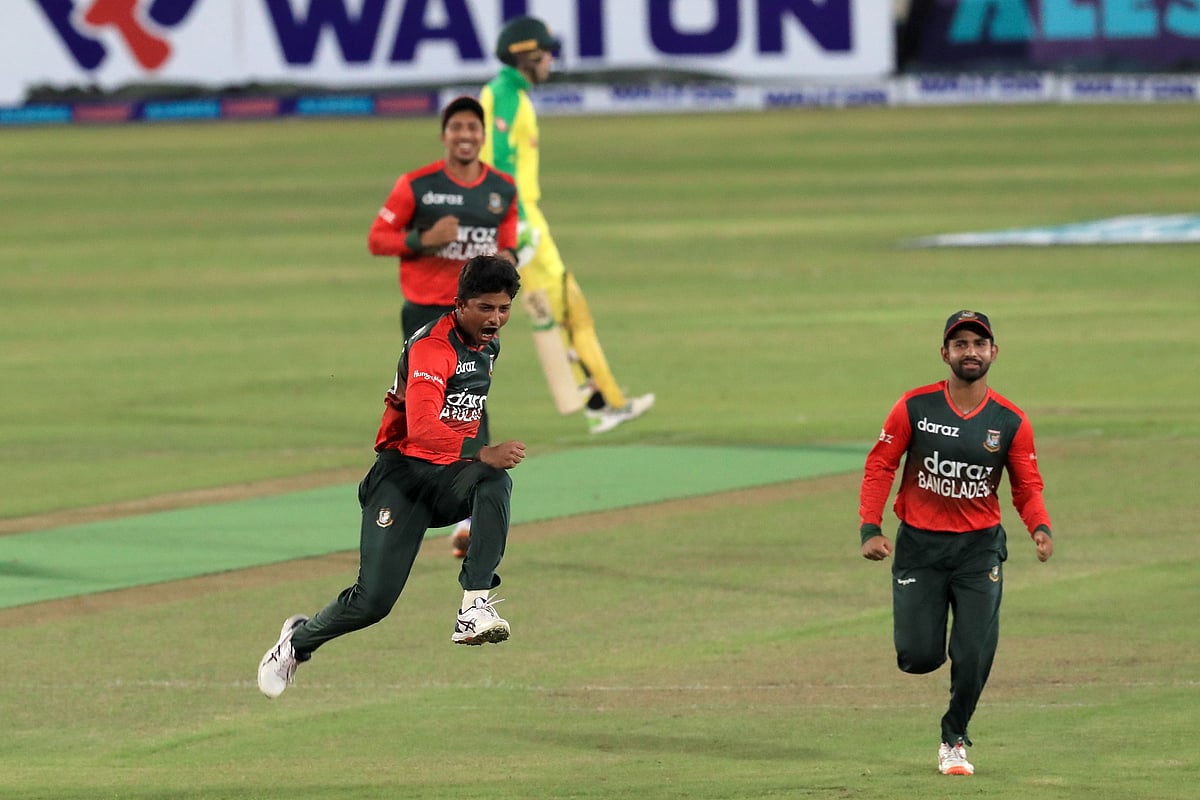 বাংলাদেশের স্পিনে নাজেহাল হয়েছে অস্ট্রেলিয়া