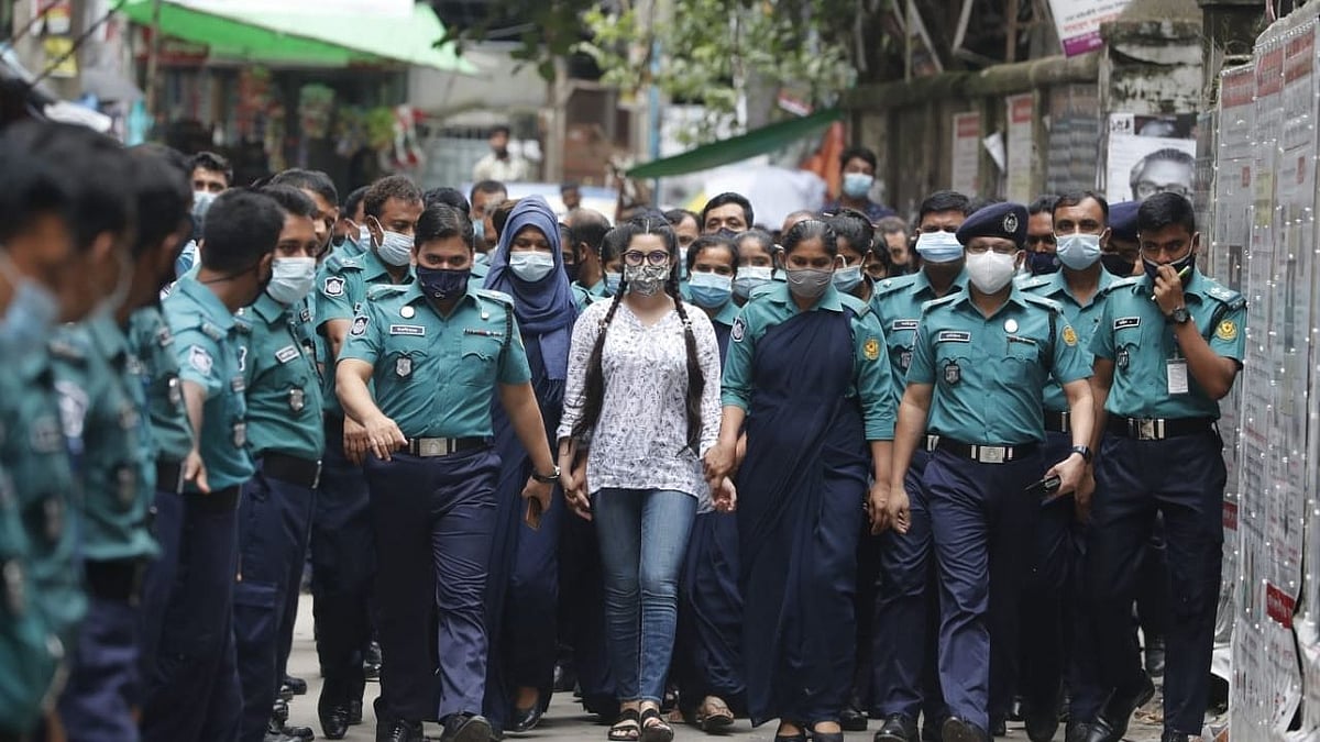 আদালতের পথে পরীমনি