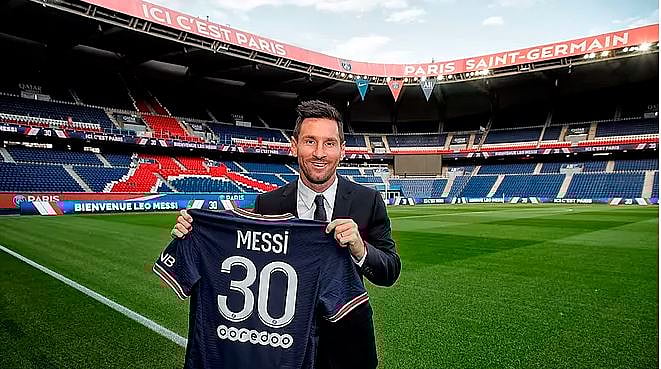 পিএসজির জার্সি হাতে লিওনেলে মেসি