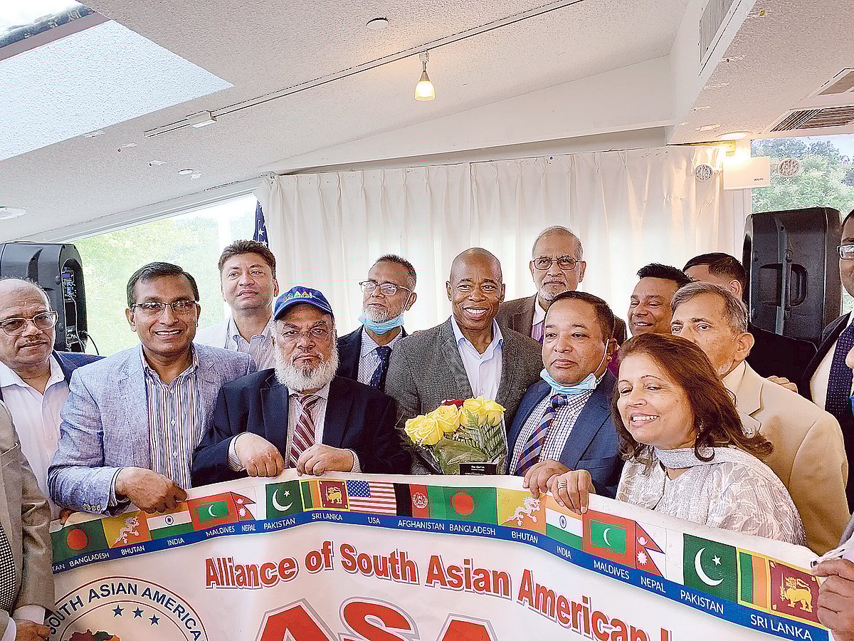 অ্যাসালের সদস্যদের সঙ্গে মেয়র প্রার্থী এরিক অ্যাডামস