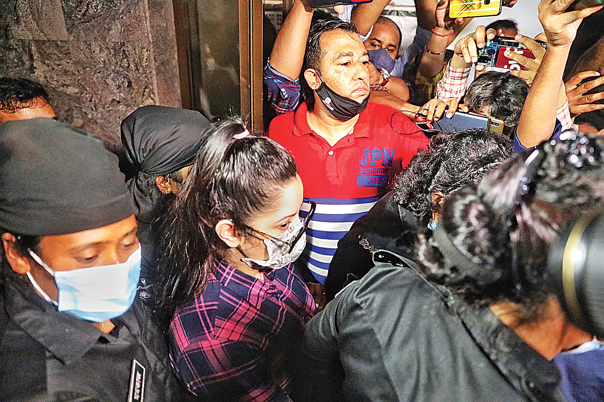 চিত্রনায়িকা পরীমনিকে আটক করে নিয়ে যান র‌্যাব সদস্যরা