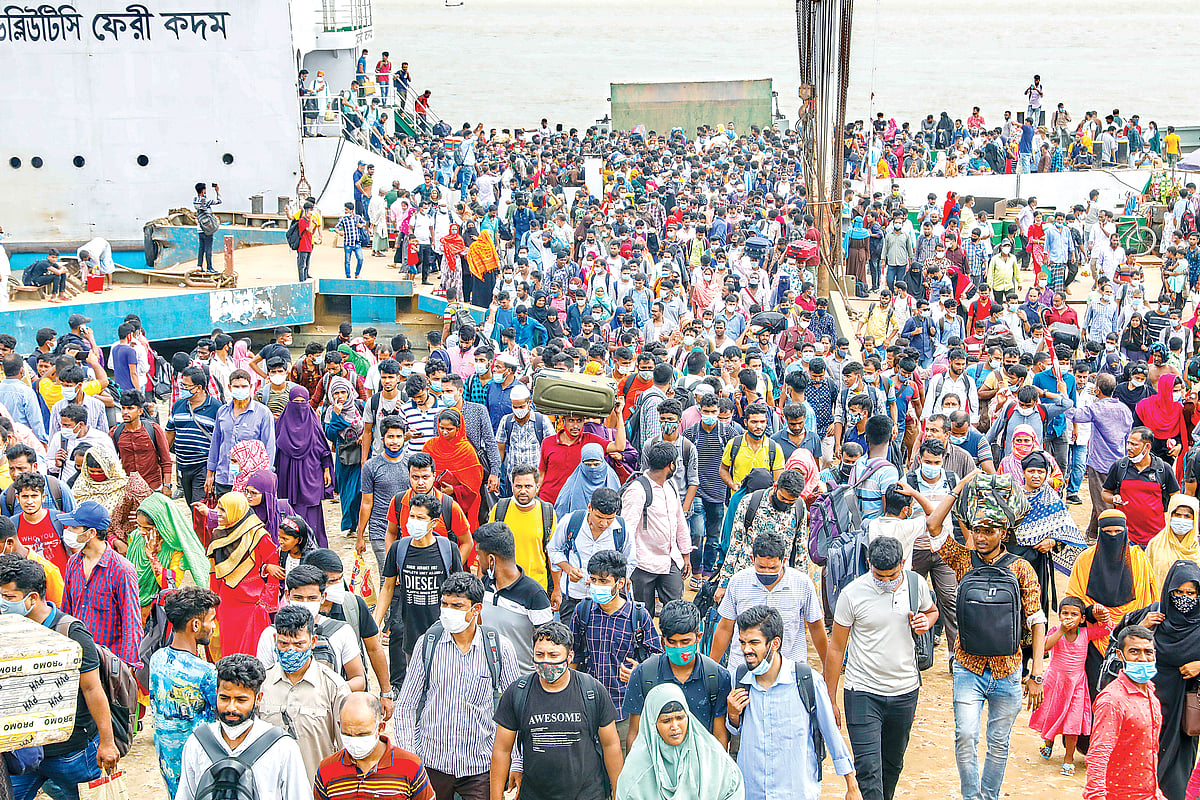 শিমুলিয়া ফেরিঘাটে ঢাকামুখী মানুষের ঢল। মুন্সিগঞ্জ, ২১ জুলাই