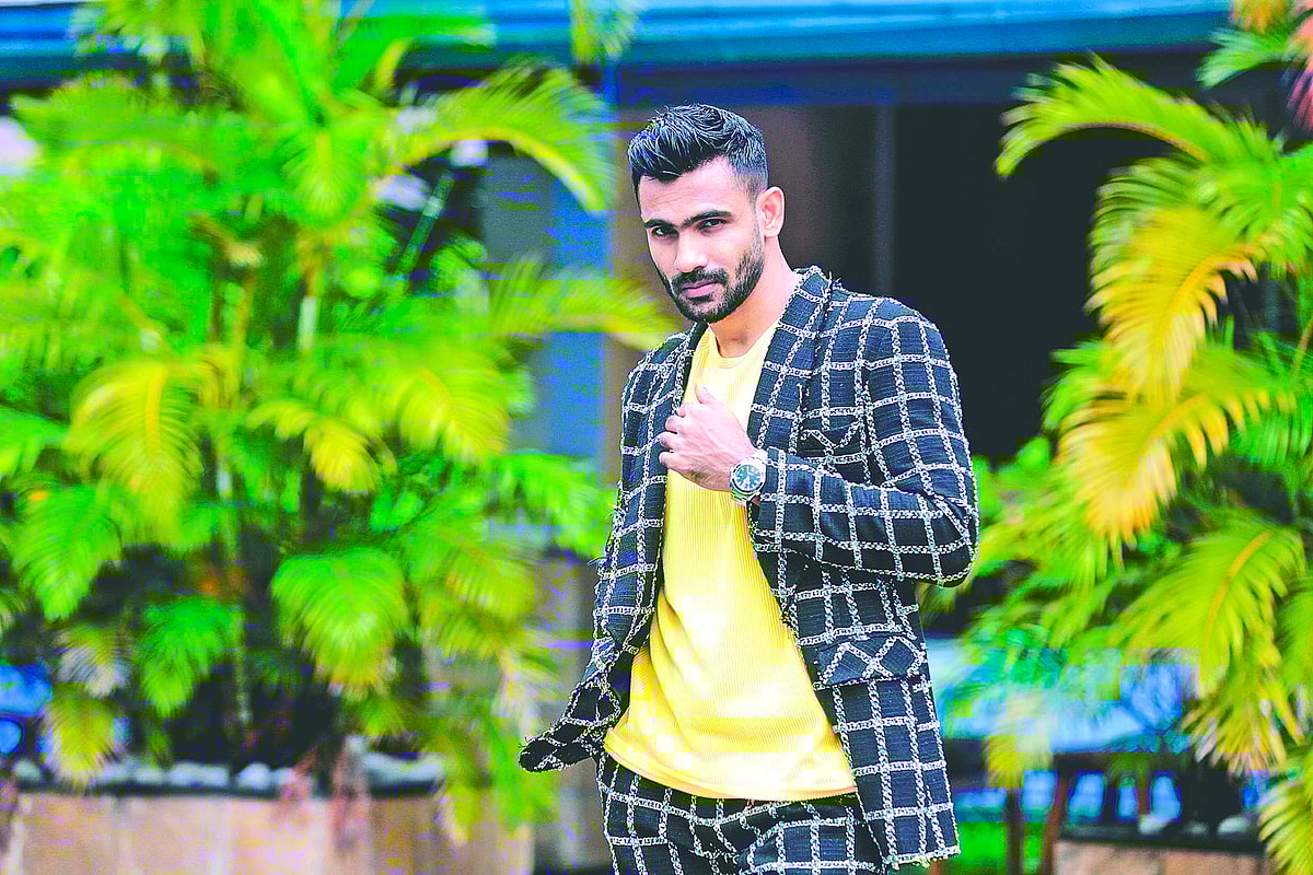 পোশাকে নিজেকে তুলে ধরার বিষয়ে সচেতন থাকেন মডেল আজিম উদ্দৌলা।