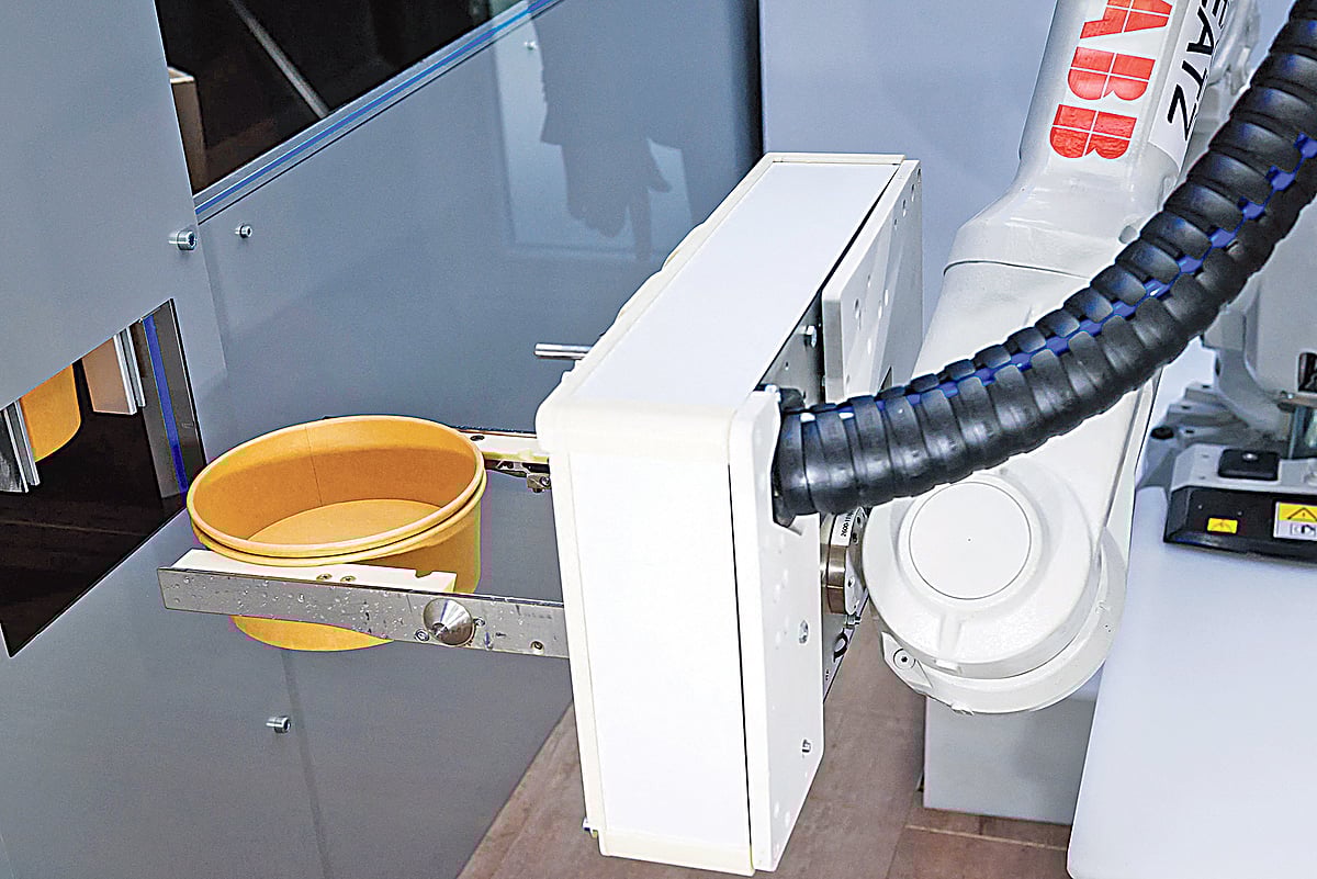 ফাস্ট ফুডের রেস্তোরাঁয় রান্না করছে রোবট।