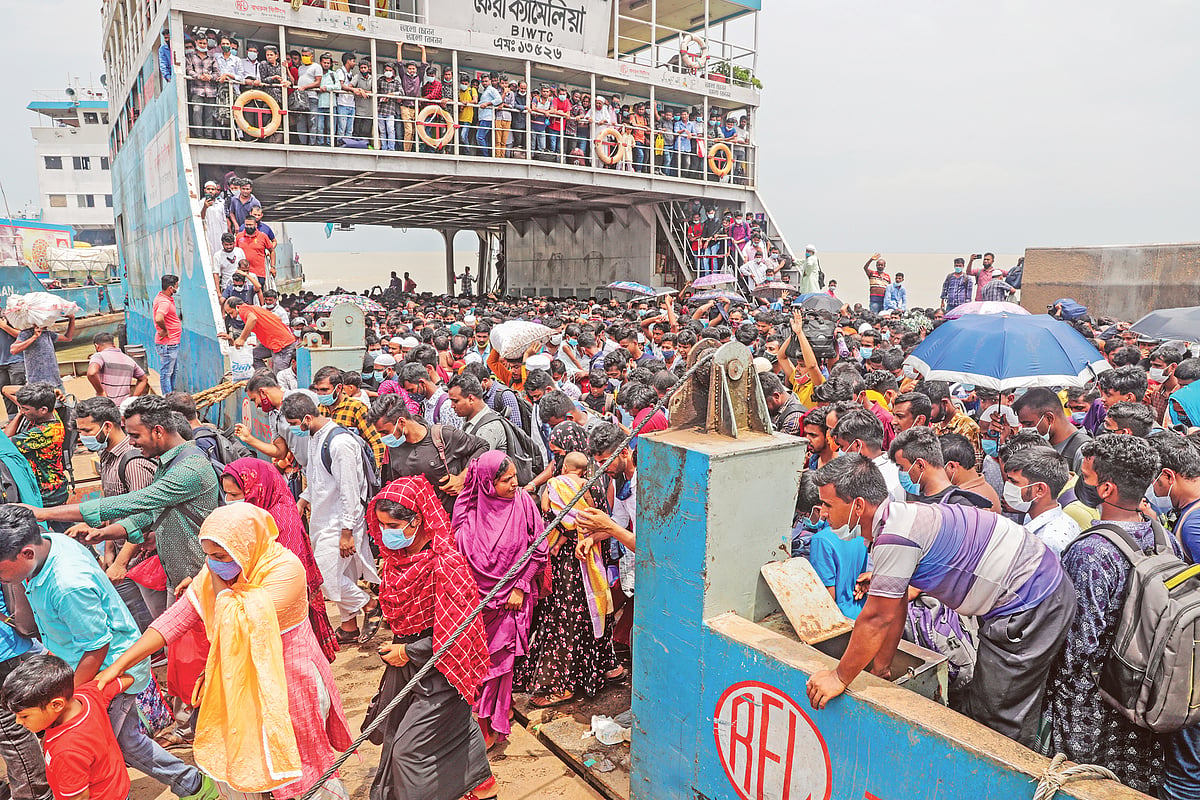 তৈরি পোশাক ও রপ্তানিমুখী শিল্পকারখানা খুলে দেওয়ার ঘোষণায় দক্ষিণাঞ্চল থেকে ফেরিতে ঢাকামুখী মানুষের ঢল। গতকাল দুপুরে মুন্সিগঞ্জের শিমুলিয়া ফেরিঘাটে