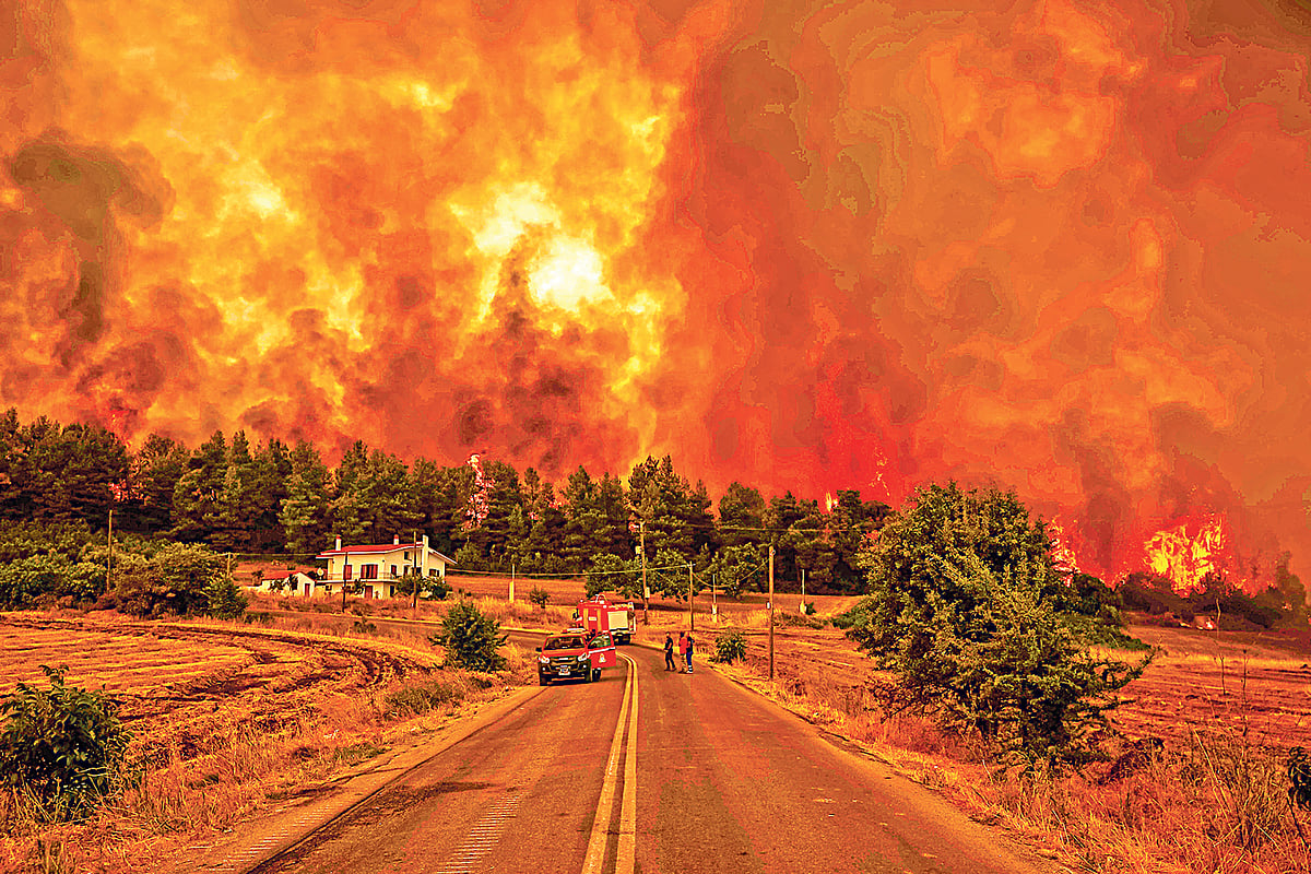 দাবানলে পুড়ছে গ্রাম। আগুন পৌঁছে গেছে রাজধানী এথেন্সের উপকণ্ঠেও। শুক্রবার গ্রিসের এভিয়া দ্বীপের ক্রিনথোসে