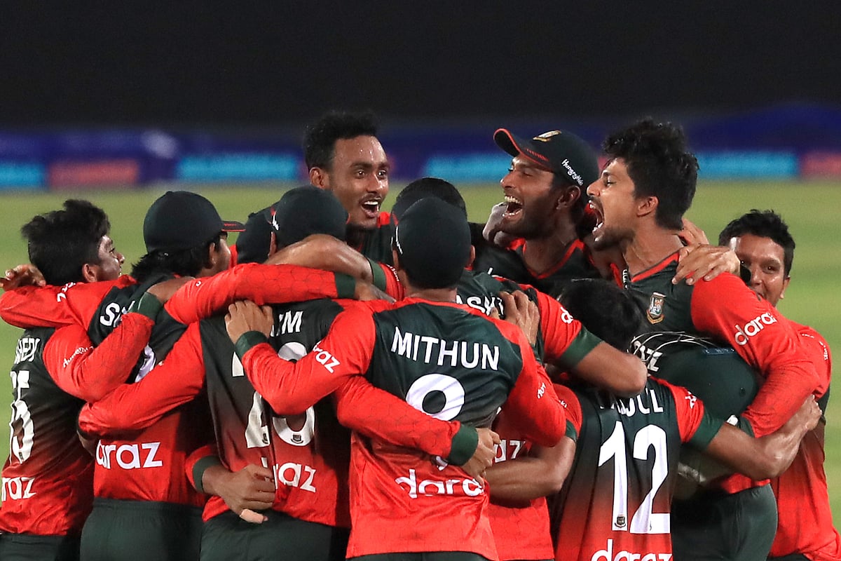 তৃতীয় ম্যাচে অস্ট্রেলিয়াকে হারিয়ে সিরিজ জয় উদযাপন বাংলাদেশ দলের