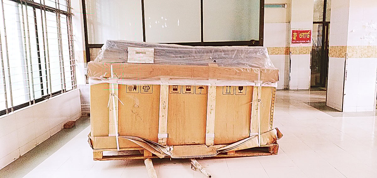 নওগাঁ সদর হাসপাতালে আইসিইউ শয্যা স্থাপনের জন্য পাঠানো সরঞ্জাম হাসপাতালের নতুন
ভবনের একটি কক্ষে পড়ে আছে। গত ১৫ জুন