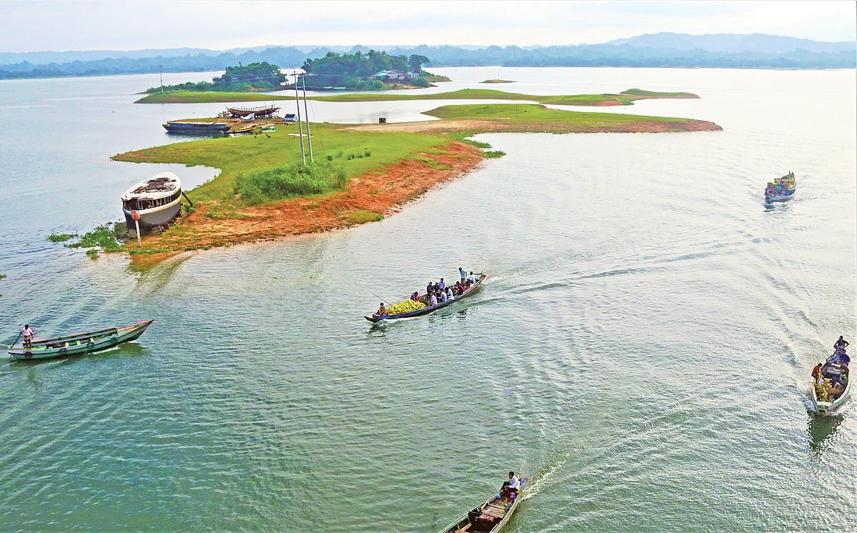 এ বছর স্বাভাবিকের তুলনায় কম বৃষ্টিপাত হয়েছে পাহাড়ে। তাই ভরা মৌসুমেও কাপ্তাই হ্রদে পানি কম। তাই জেগে আছে দ্বীপগুলো। গতকাল সকালে রাঙামাটি শহরের রিজার্ভ বাজার পুরান পাড়া এলাকায়