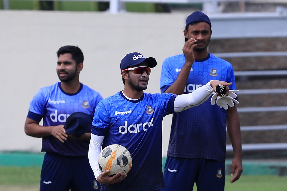 সাকিব আল হাসানের সঙ্গে শামীম হোসেন ও শরীফুল ইসলাম