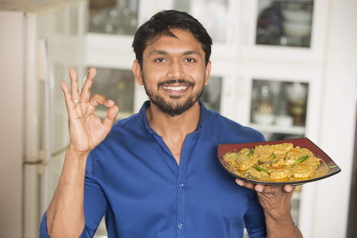 অভিনেতা আরিফিন শুভ ইলিশ খেতে যেমন ভালোবাসেন, তেমনি ইলিশের নানা রকম রান্নাও করতে পারেন।