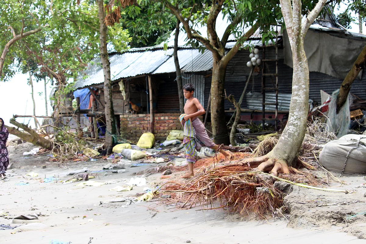 জোয়ারের পানি নেমে গেলেও রেখে গেছে ছাপ। পানির তোড়ে ক্ষতিগ্রস্ত হয়েছে বাড়িঘর ও গাছপালা। সম্প্রতি ভোলা সদর উপজেলার রাজাপুর ইউনিয়নের দক্ষিণ রাজাপুর গ্রামে