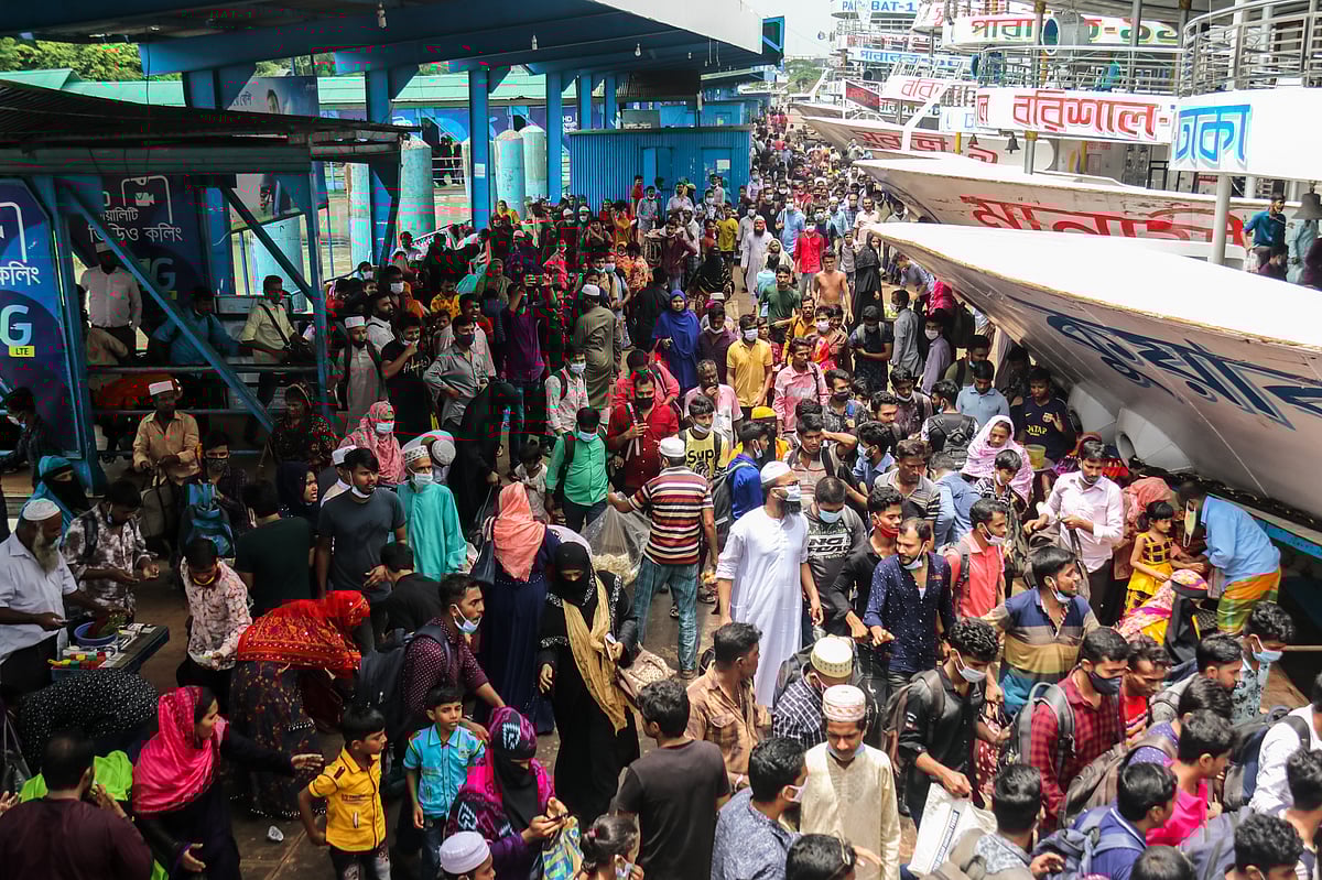 লঞ্চ না ছাড়ায় যাত্রীদের মধ্য ক্ষোভ দেখা দেয়। একপর্যায়ে তাঁরা অনেকটা জোর করে লঞ্চে উঠে পড়েন। গাদাগাদি করে লঞ্চের ডেকগুলোতে অবস্থান নেন। রোববার দুপুরে বরিশাল নৌবন্দরে।