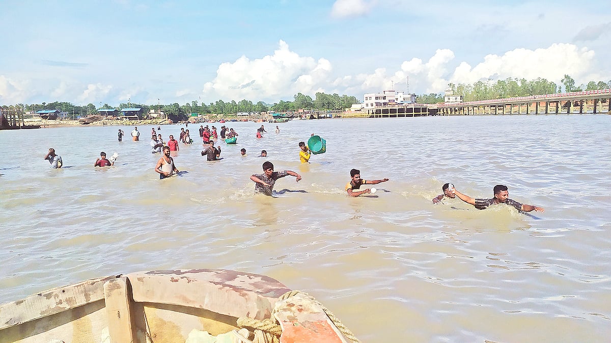খালে ইলিশের নৌকা ঢুকতে শুরু করলে ব্যবসায়ী কিংবা তাঁদের লোকজন সাঁতার কেটে হুমড়ি খেয়ে পড়েন। কে কার আগে ইলিশ কিনে নেবেন চলে সেই প্রতিযোগিতা। গতকাল বেলা তিনটার দিকে চট্টগ্রামের সীতাকুণ্ডের কুমিরা ঘাটে