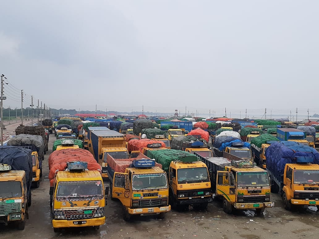 ফেরিতে তোলা হচ্ছে না পণ্যবাহী ট্রাক। এতে ঘাটের টার্মিনালে সৃষ্টি হয়েছে ট্রাকজট। বৃহস্পতিবার দুপুরে বাংলাবাজার ফেরিঘাট এলাকায়