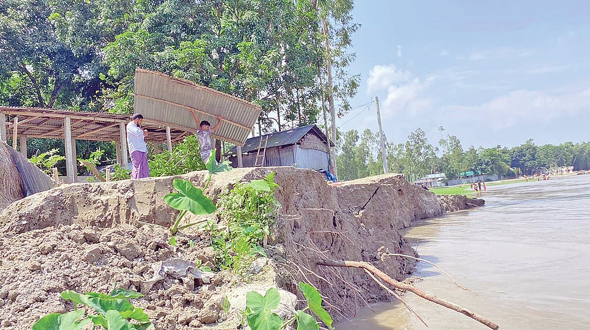 গঙ্গাধর নদীর স্রোতে তীরের ভাঙন বাড়ি পর্যন্ত পৌঁছেছে। বিলীন হওয়ার আগেই ঘর সরিয়ে নেন বাসিন্দারা। গতকাল কুড়িগ্রামের নাগেশ্বরীর রঘুরভিটা গ্রামে