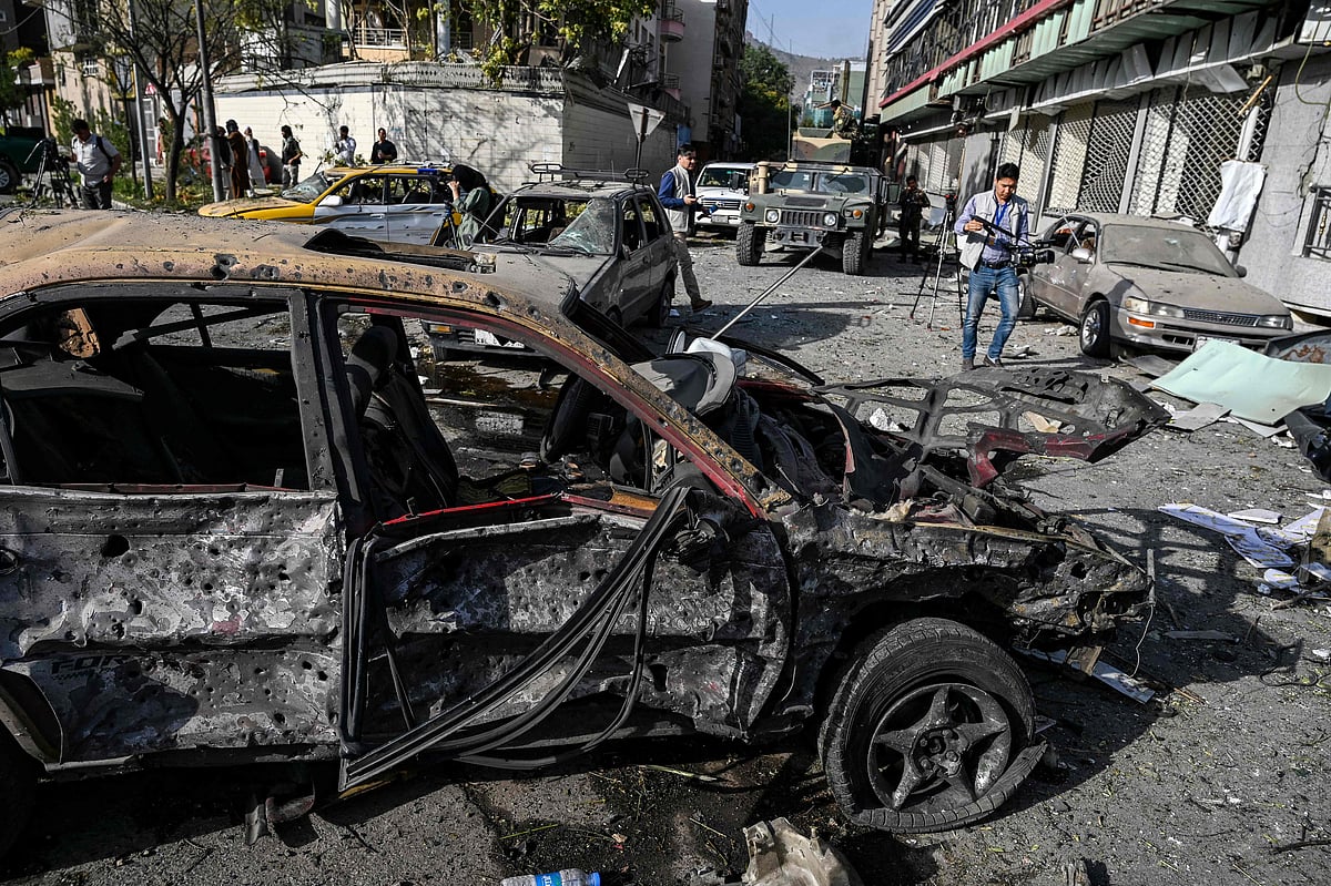 তালেবান ও সরকারি বাহিনীর তীব্র লড়াইয়ের মধ্যে গাড়ি বোমা বিস্ফোরণের ঘটনা ঘটেছে। এতে অনেক ভবন বিধ্বস্ত হয়। বুধবার আফগানিস্তানের রাজধানী কাবুলে।