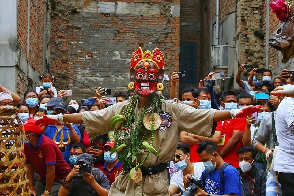 গাই উৎসবে মুখোশ নাচ