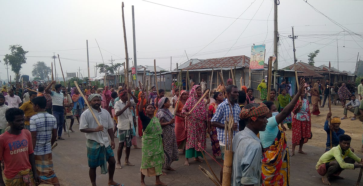 সড়ক অবরোধ করে সাঁওতালদের লাঠি ও তির-ধনুক হাতে বিক্ষোভ। সোমবার বিকেলে গোবিন্দগঞ্জ-দিনাজপুর আঞ্চলিক মহাসড়কের কাটামোড় এলাকায়
