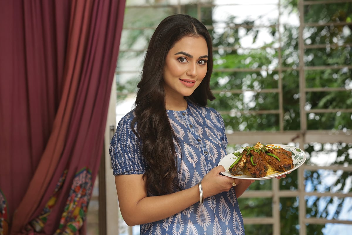 ইলিশের যে পদই রাঁধেন না কেন, নিজস্বতা আনার চেষ্টা করেন অভিনত্রী নুসরাত ফারিয়া।