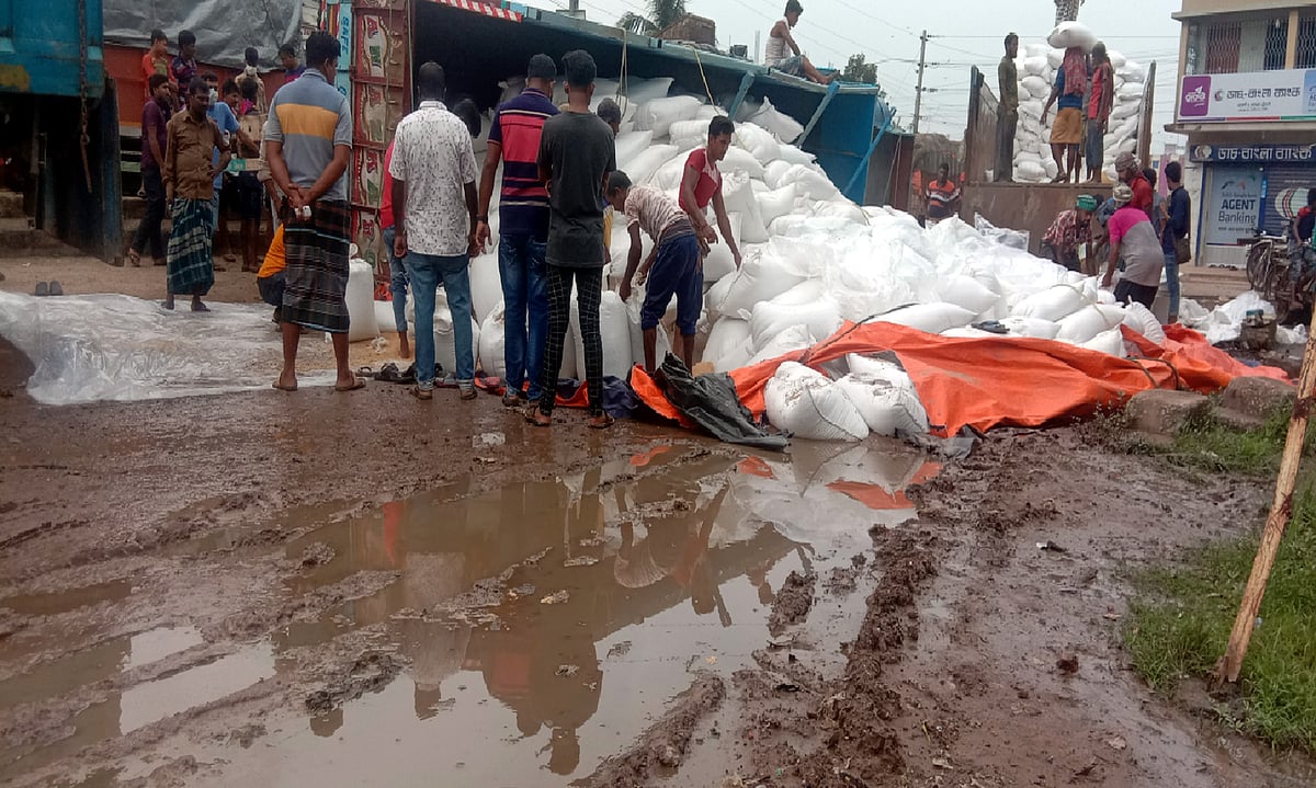 সড়কের গর্তে পড়ে ট্রাক উল্টে পড়েছে। গত সোমবার সাতক্ষীরার ভোমরা বন্দর এলাকায়