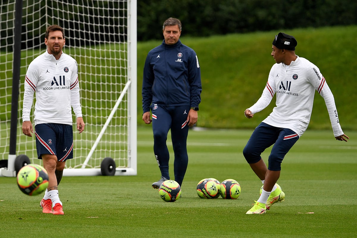 পিএসজির অনুশীলনে লিওনেল মেসি (বাঁয়ে)