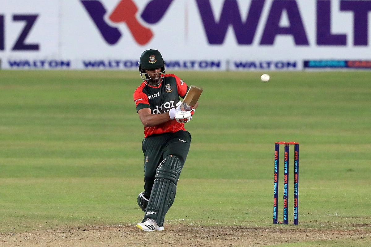 ফিফটি তুলে নেন মাহমুদউল্লাহ