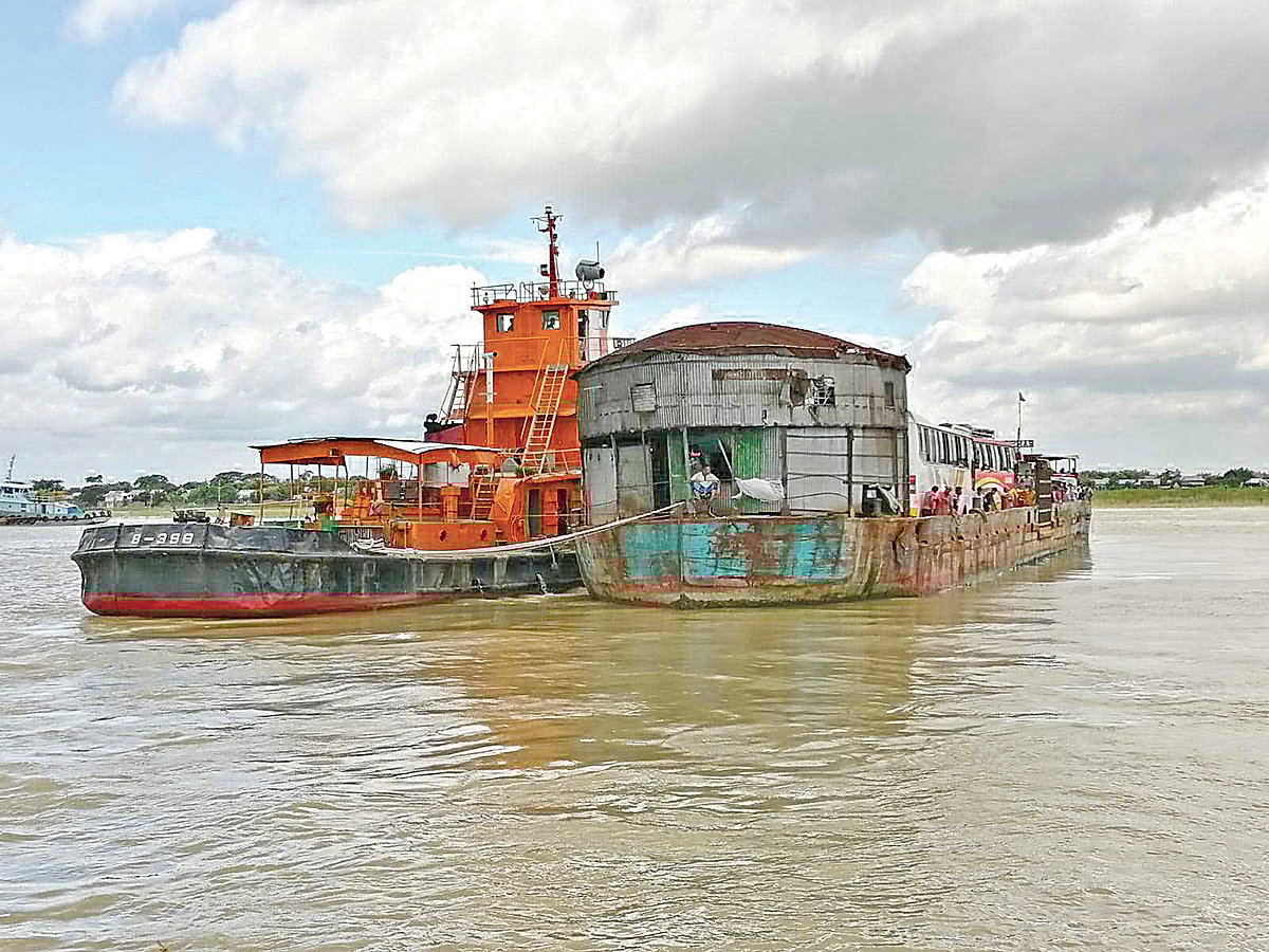 দেশের নৌপথে ৯৫ বছর বয়সী ফেরিও চলে। আইন অনুযায়ী ৪০ বছরের বেশি বয়সী নৌযান চালানোর সুযোগ নেই। মাদারীপুরের বাংলাবাজার থেকে মুন্সিগঞ্জের শিমুলিয়া রুটে চলাচল করে এই ডাম্ব ফেরি। তীব্র স্রোতে ঝুঁকি এড়াতে এর চলাচল বন্ধ রাখা হয়েছে। মঙ্গলবার বাংলাবাজার ঘাটে