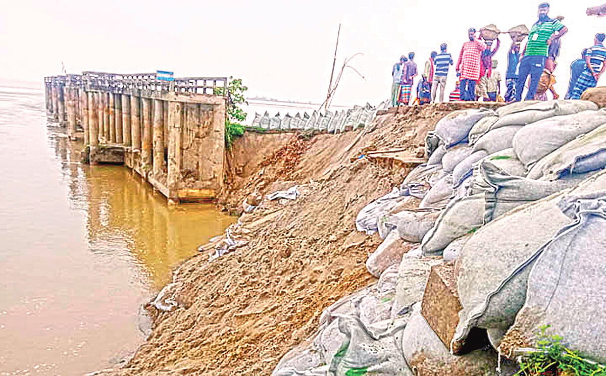 মাটি ধসে স্পার বাঁধ কংক্রিটের স্ট্রাকচার থেকে বিচ্ছিন্ন হয়ে যায়। গতকাল সকালে বগুড়ার ধুনটের বানিয়াজান গ্রামে