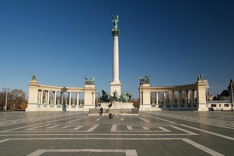 বিদেশি অতিথিরা রাষ্ট্রীয় সফরে হাঙ্গেরি আসলে এই হিরোজ স্কয়ারে তাদের গার্ড অব অনার প্রদান করা হয়