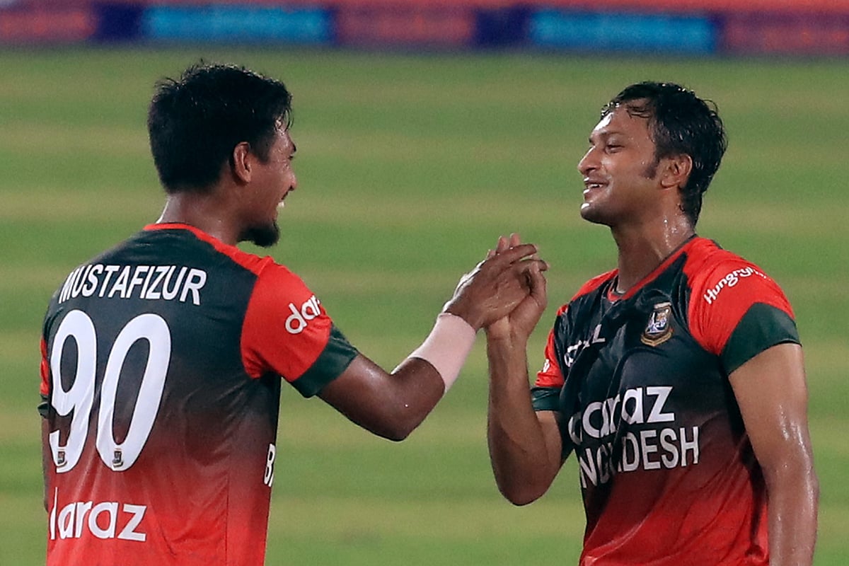 সিরিজের শেষ ম্যাচ জয়ের পর মোস্তাফিজুর রহমানের সঙ্গে উদযাপন সাকিব আল হাসানের