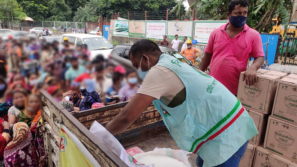রাজধানীর ফার্মগেট এলাকায় টিসিবির পণ্য কিনতে মানুষের ভিড়