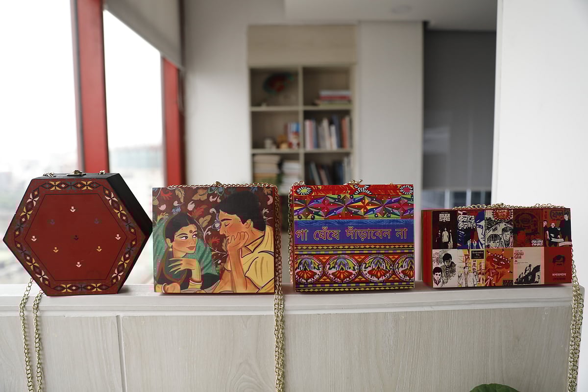 চলতি ধারায় দেখা যাচ্ছে কাঠের ব্যাগের ব্যবহার