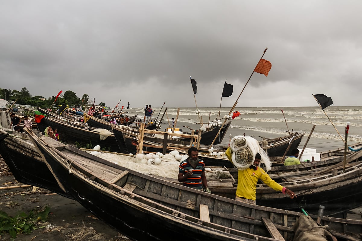 বঙ্গোপসাগরে গভীর নিম্নচাপ সৃষ্টি হওয়ায় সমুদ্রবন্দরকে ৩ নম্বর স্থানীয় সতর্কসংকেত দেখিয়ে যেতে বলা হয়েছে। সাগর উত্তাল হওয়ায় মাছ ধরার ছোট ট্রলারগুলো তীরে নিরাপদ স্থানে রাখা হচ্ছে। আজ মঙ্গলবার পটুয়াখালীর কুয়াকাটা সমুদ্রসৈকতে