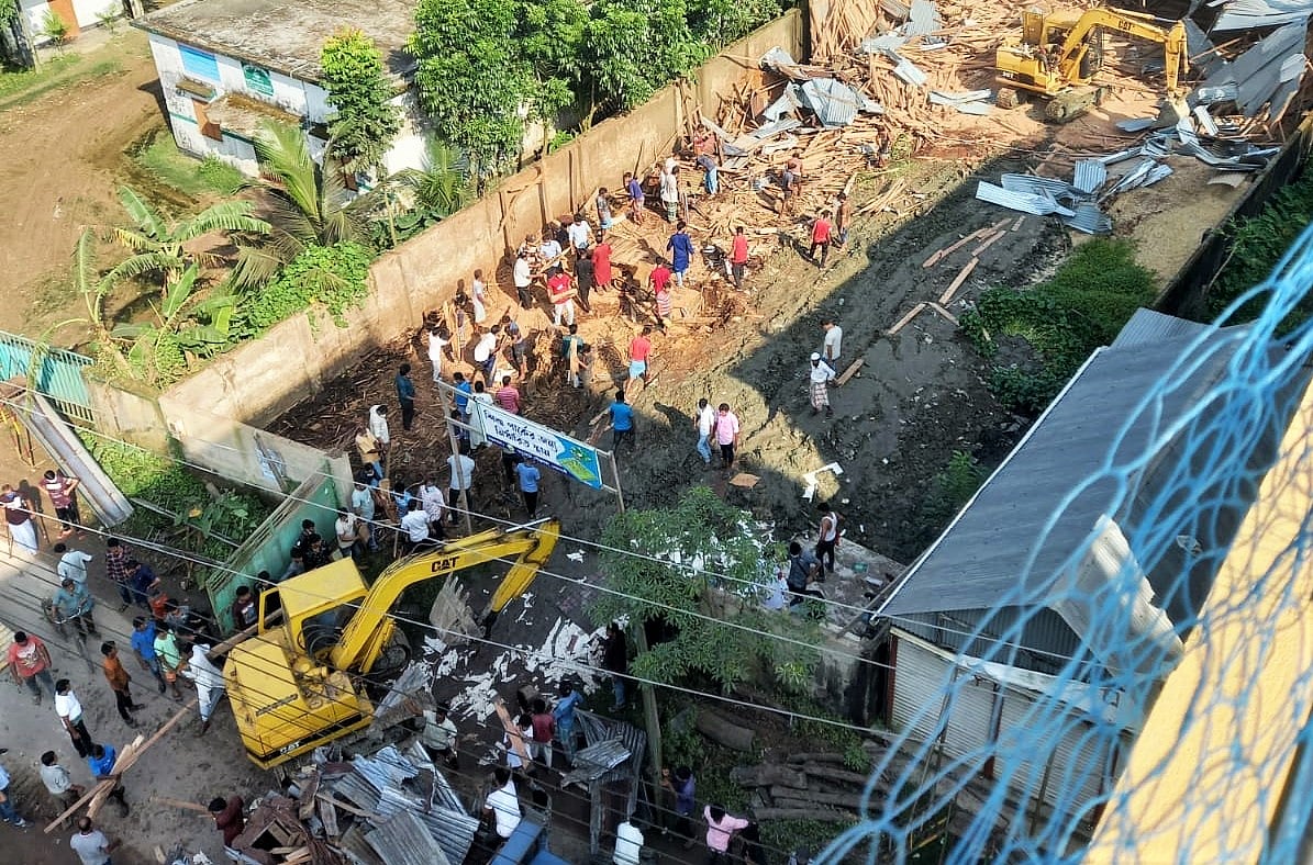 আসবাব কারখানা গুঁড়িয়ে দেন মেয়র আবদুল কাদের মির্জার অনুসারী ও পৌরসভার কর্মীরা। আজ শুক্রবার সকালে নোয়াখালীর বসুরহাট পৌরসভার করালিয়া এলাকায়