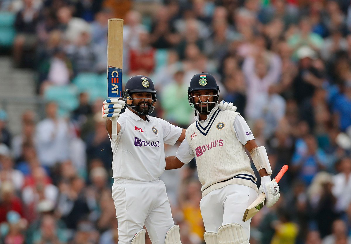 সেঞ্চুরির পর সতীর্থ চেতেশ্বর পূজারার অভিনন্দন পেলেন রোহিত শর্মা (বাঁয়ে)