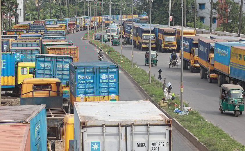 ১৫ দফা দাবিতে মালিকপক্ষের ধর্মঘটের কারণে দেড় দিন বন্ধ ছিল বাংলাদেশ কাভার্ড ভ্যান-ট্রাক-প্রাইমমুভারে পণ্য পরিবহন। পণ্য পরিবহনকারী শত শত ট্রাক ও কাভার্ড ভ্যান রাস্তায় ঠায় দাঁড়িয়ে ছিল। গতকাল বেলা তিনটায় চট্টগ্রাম নগরীর পোর্ট কানেকটিং সড়কে