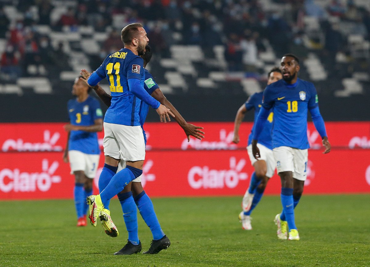 চিলির জালে গোলের পর এভারতনের উল্লাস