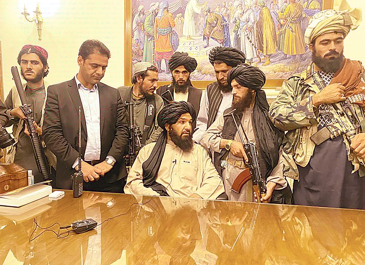 কাবুল দখলের পর প্রেসিডেন্ট প্যালেসে তালেবান সদস্যরা