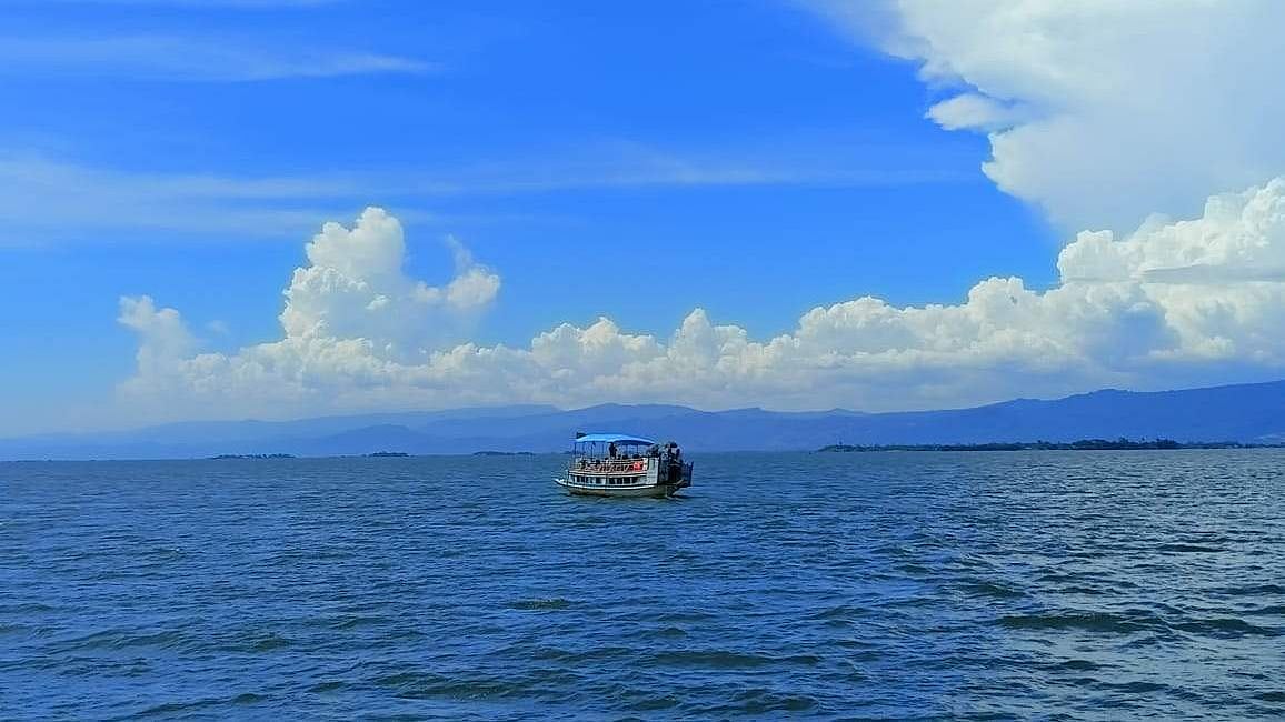 টাঙ্গুয়ার হাওরের শান্ত জলে এ যেন প্রশান্তিময় যাত্রা