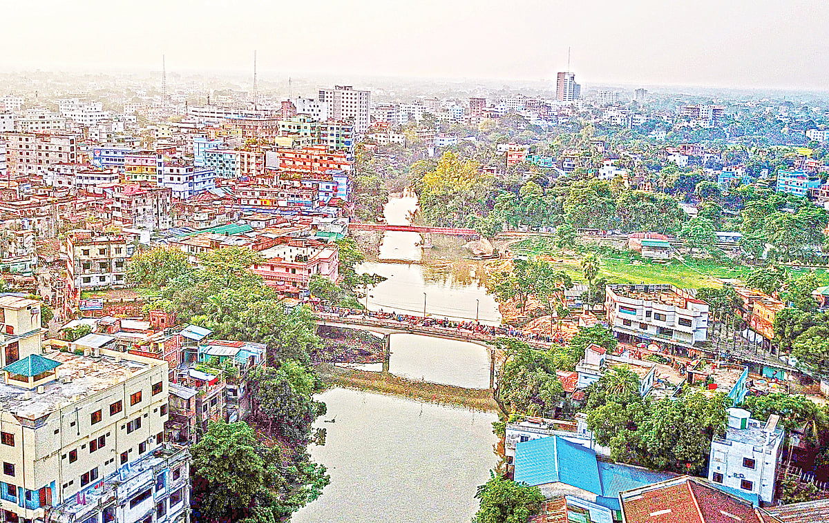 বগুড়া শহরের বুক চিরে বহমান করতোয়া নদী। সম্প্রতি শহরের জেলবাগান এলাকায়