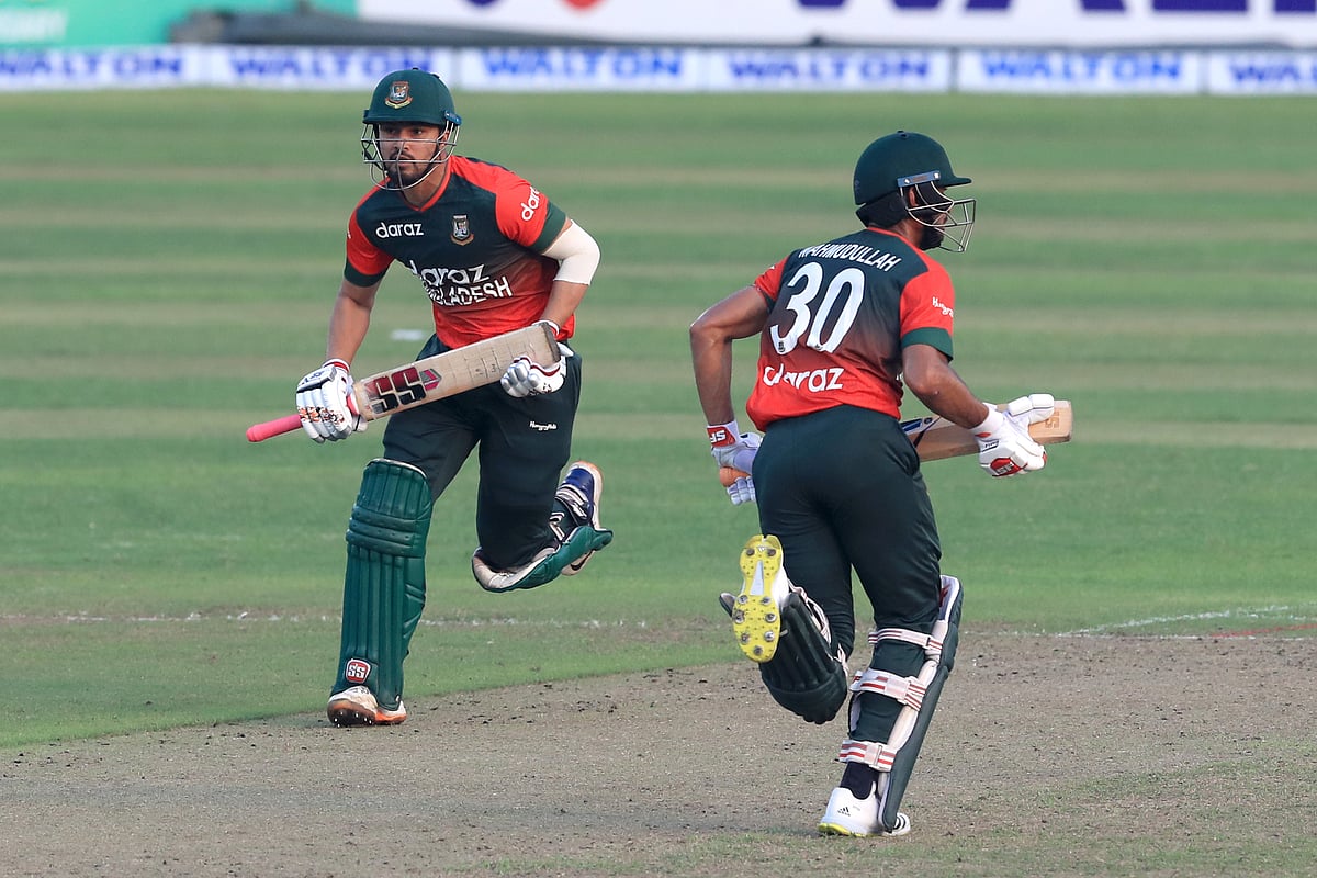 ষষ্ঠ উইকেট জুটি শেষ দিকে দ্রুত রান এনে দিয়েছে