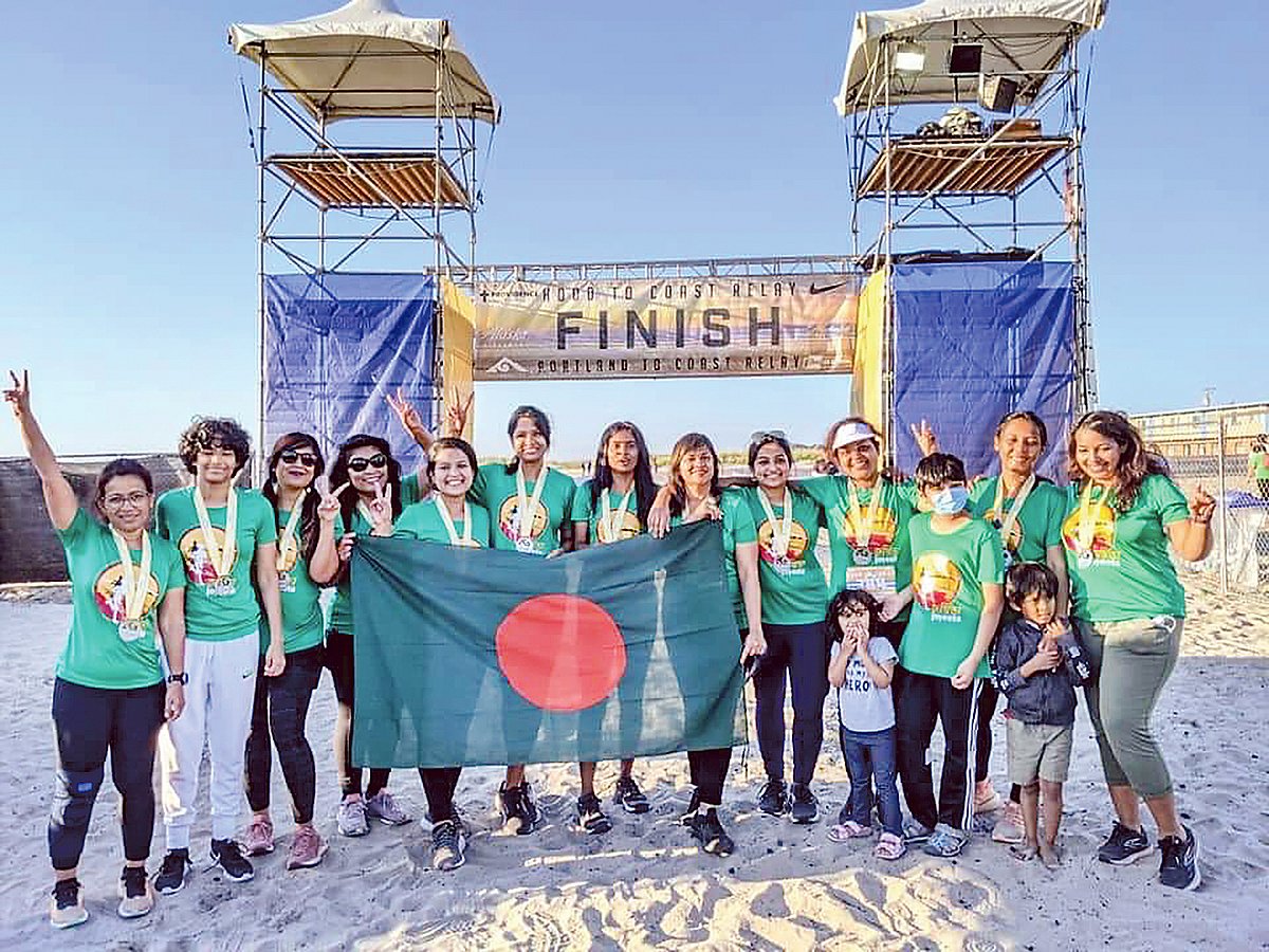 ‘হুড টু কোস্ট’ রিলে রেসের ফিনিশ লাইনে বাংলাদেশের পতাকা হাতে প্রবাসী বাংলাদেশি নারীদের দল জয়িতা