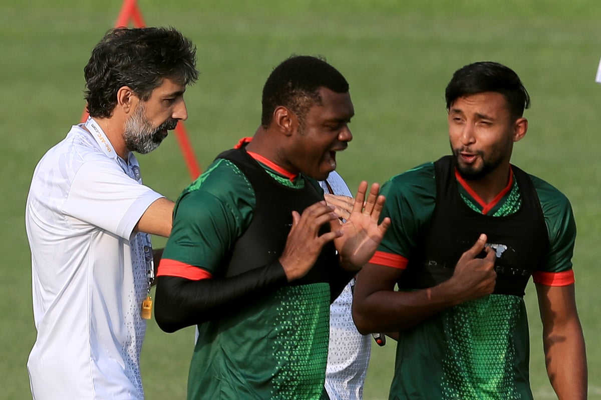 বাংলাদেশ দলের অনুশীলনে আজ কোচ ব্রুজোন (বাঁয়ে) ও কিংসলি (মাঝে)