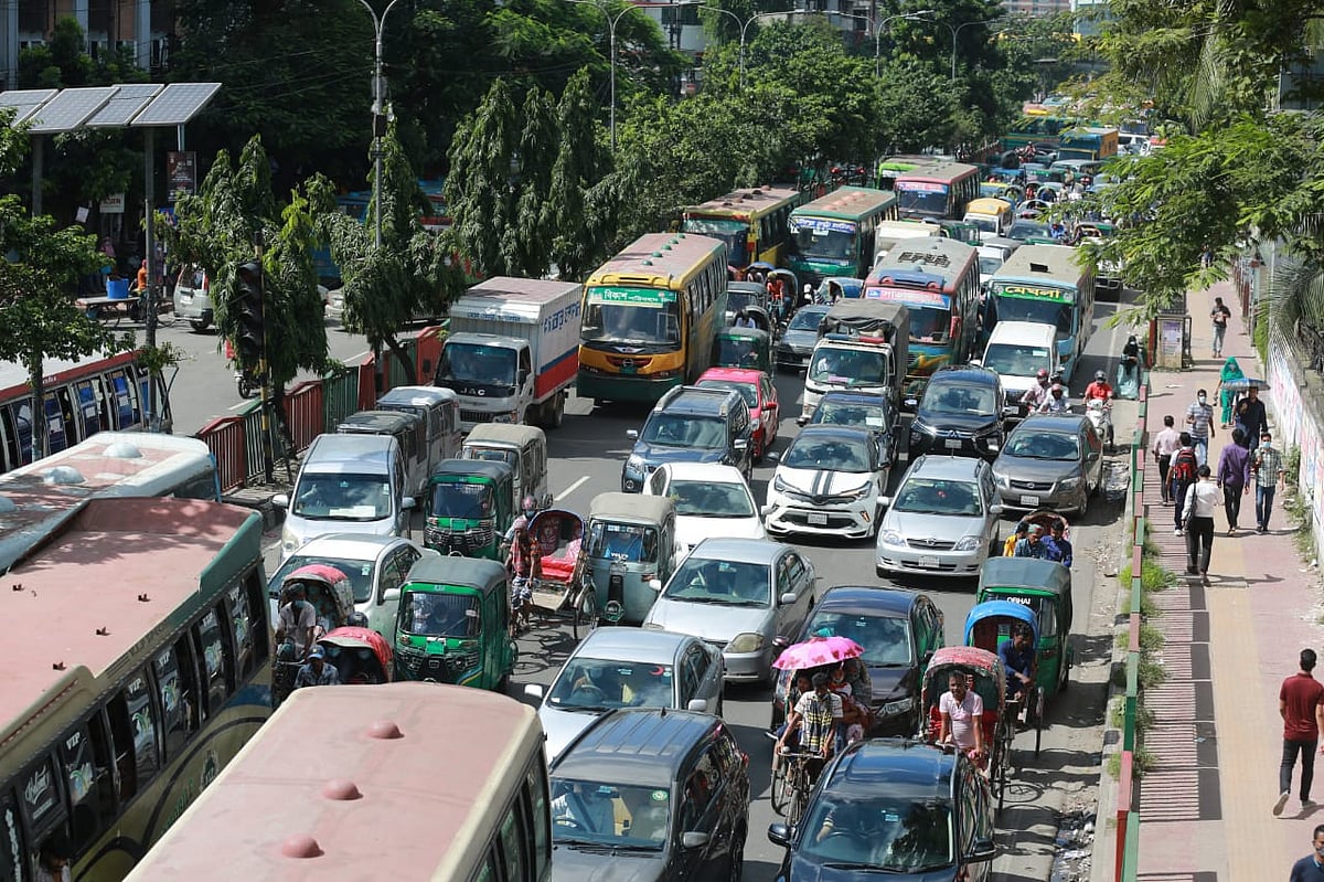 দেড় বছর পর স্কুল-কলেজ খুলে যাওয়ায় নগরীর সড়কে যানজট তৈরি হয়