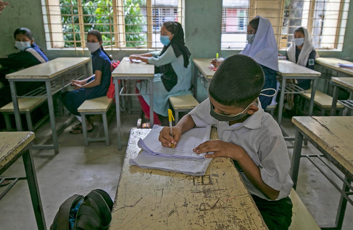 স্বাস্থ্যবিধি মেনে শ্রেণি কক্ষে চলছে ক্লাস।  দক্ষিণ আগ্রাবাদ এলাকায় আবেদিয়া সরকারি প্রাথমিক বিদ্যালয়। ২১ সেপ্টেম্বর, চট্টগ্রাম