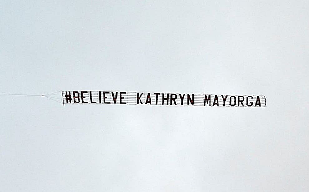 ওল্ড ট্রাফোর্ডের আকাশ উড়েছে রোনালদোর ধর্ষণের অভিযোগের বিষয় নিয়ে লেখা ব্যানার