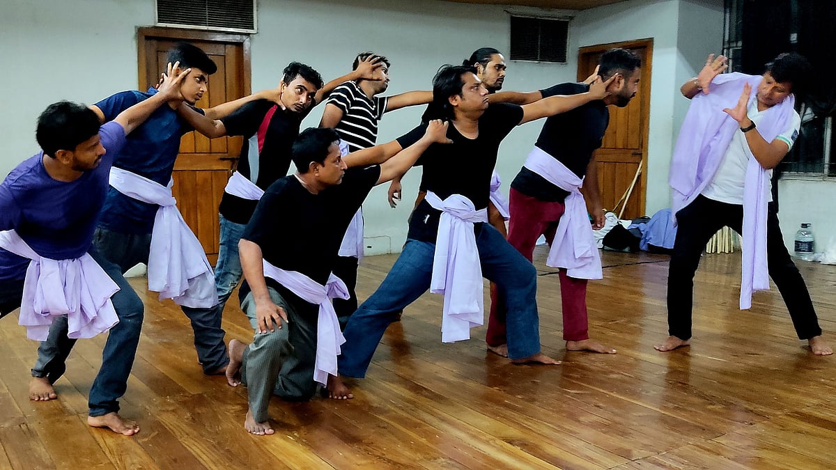 শিল্পকলা একাডেমির মহড়া কক্ষে মহাকাল নাট্য সম্প্রদায়ে ঘুম নেই নাটকের মহড়া চলছে। ছবি: সংগৃহীত
