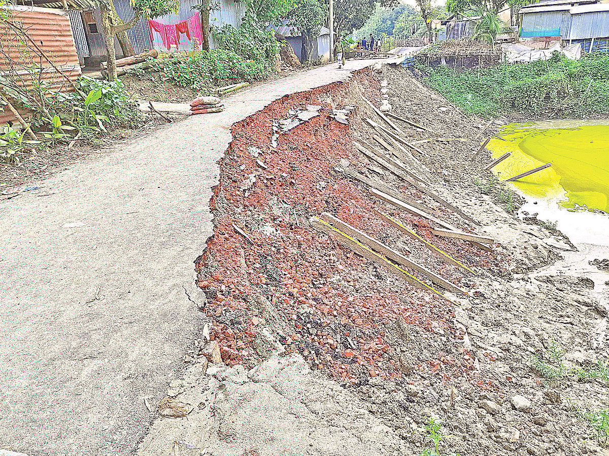 নির্মাণকাজ শেষ হওয়ার দেড় মাসের মাথায় সড়কের একাংশ ধসে পড়েছে পুকুরে। গতকাল সিরাজগঞ্জের তাড়াশ উপজেলার ঘরগ্রাম এলাকায়