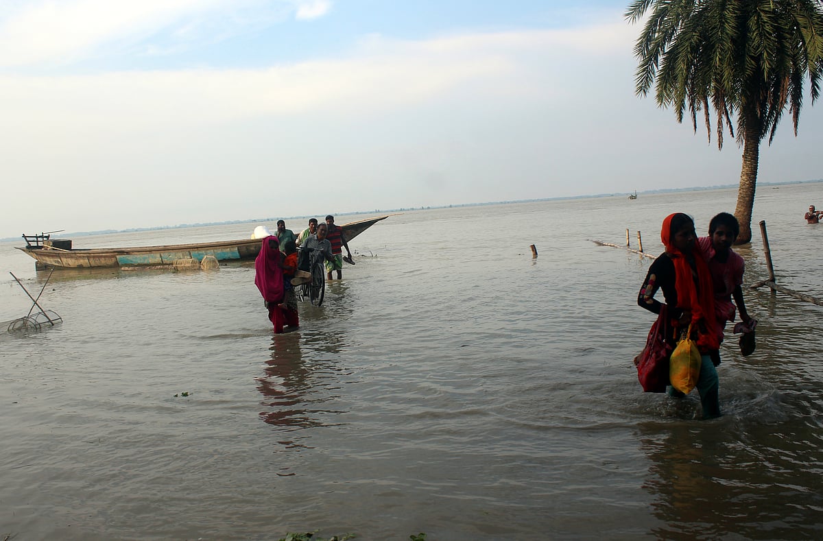 রাজবাড়ীতে কয়েক দিন ধরে পদ্মা নদীর পানি আবারও বাড়তে শুরু করেছে। এতে  জেলার প্রায় ১৩টি ইউনিয়নের ৬৭টি গ্রামে পানি প্রবেশ করেছে। শনিবার রাজবাড়ী সদরের কালীতলা এলাকায়